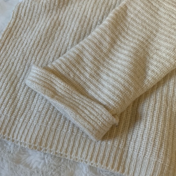 sweater - Picture 3 of 4